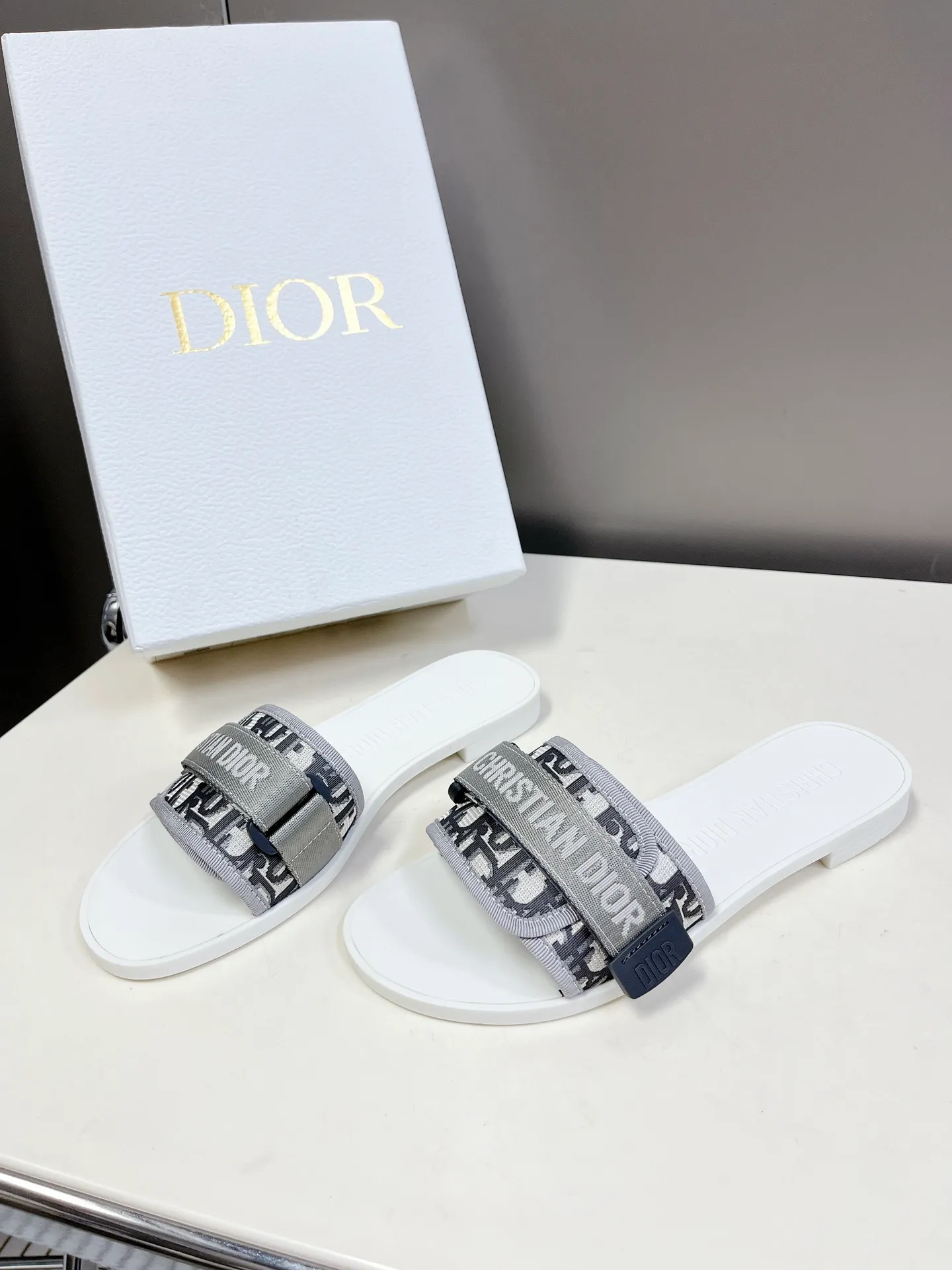 👟👟Ex-factory price 360👟👟 Dior classic Dior Velcro buckle sandals. The high version of the GO original version is perfectly reproduced. The most popular color matching fabric. Super layered. The original molded high-end TPU outsole✔️very comfortable and easy to walk. The upper materials are all original customized, 3D electric embroidered three-dimensional cloth surface. Very versatile. A must-have for lazy people in summer. The original full set of packaging code number: 35-40